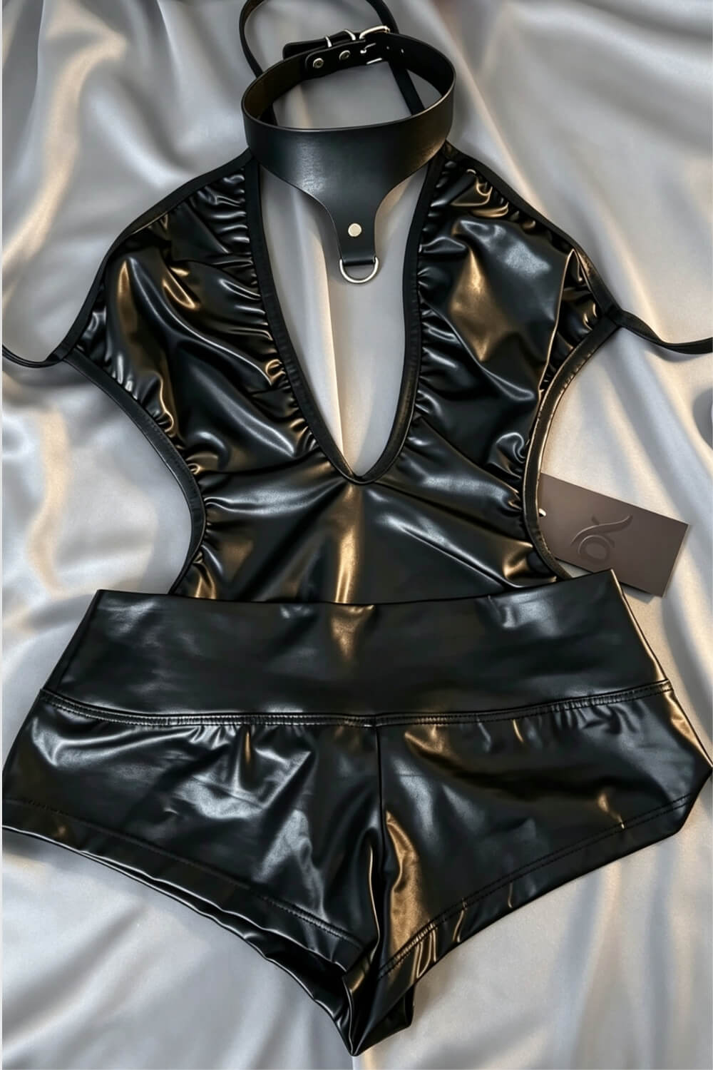 Conjunto Vicky com Body Frente Única, Mini Short e Choker